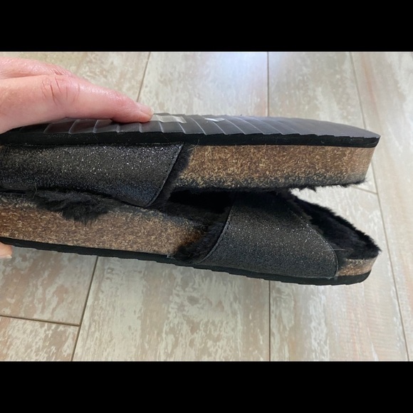 GBG Black Metallic Slides w/ Faux Suede & Fur Size 7.5 - Picture 6 of 6